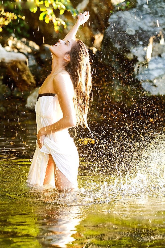 Marie Avgeropoulos in Izmir