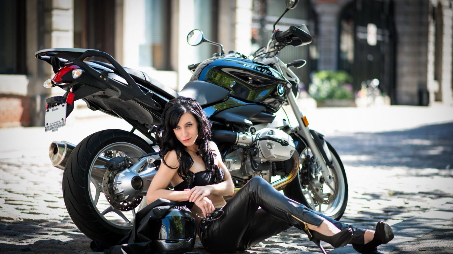 European women on bikes in Izmir