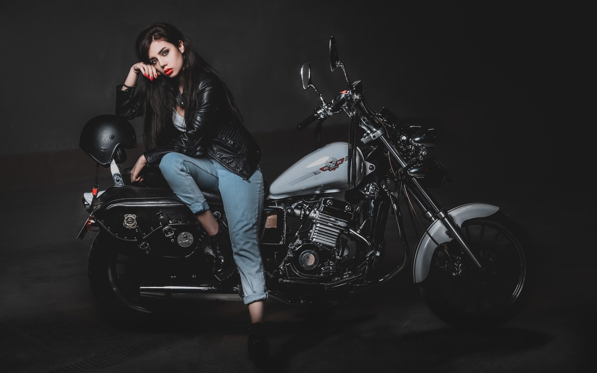 Biker girls: style and drive in Izmir