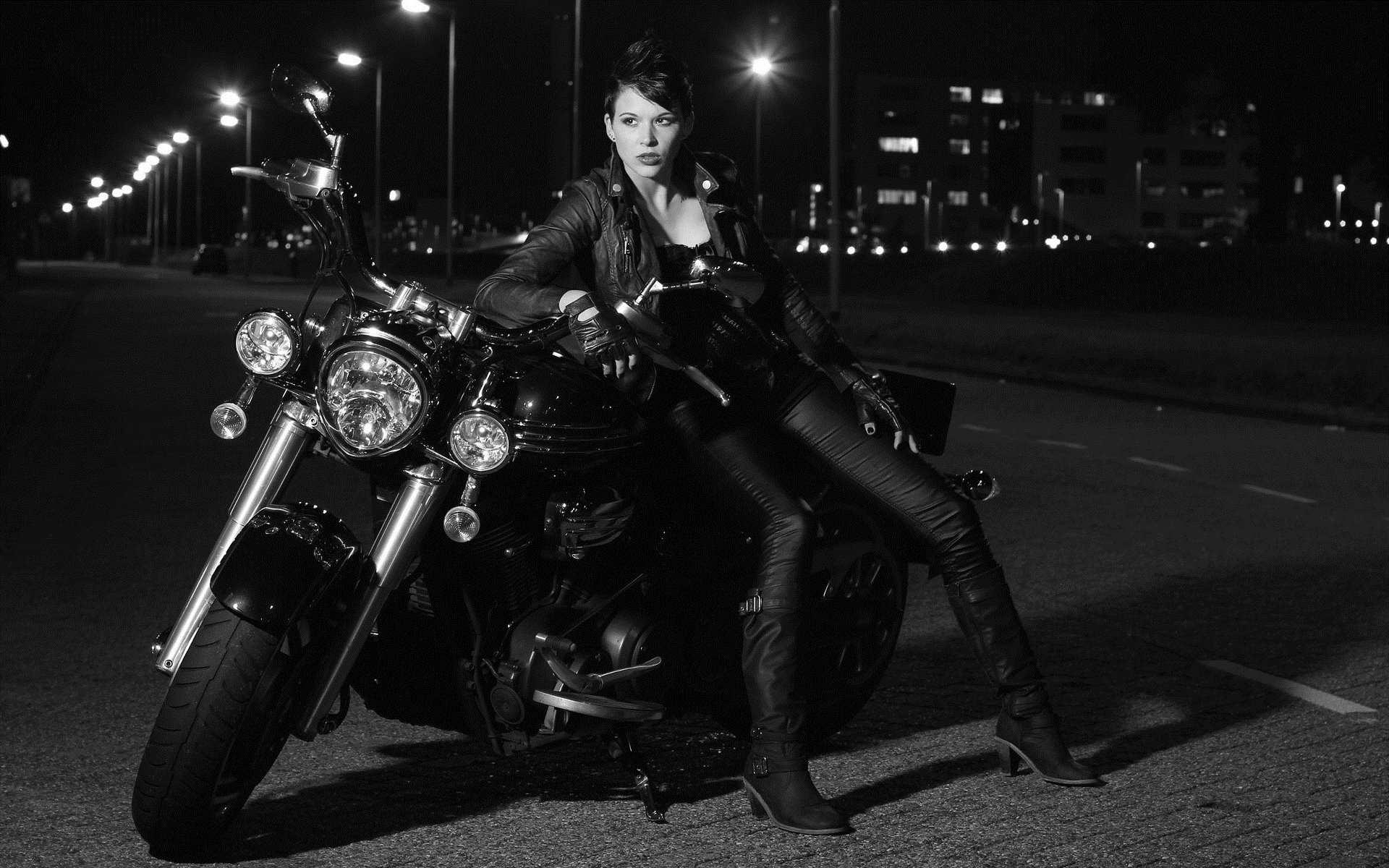 Photo Beautiful girls and motorcycles in Izmir