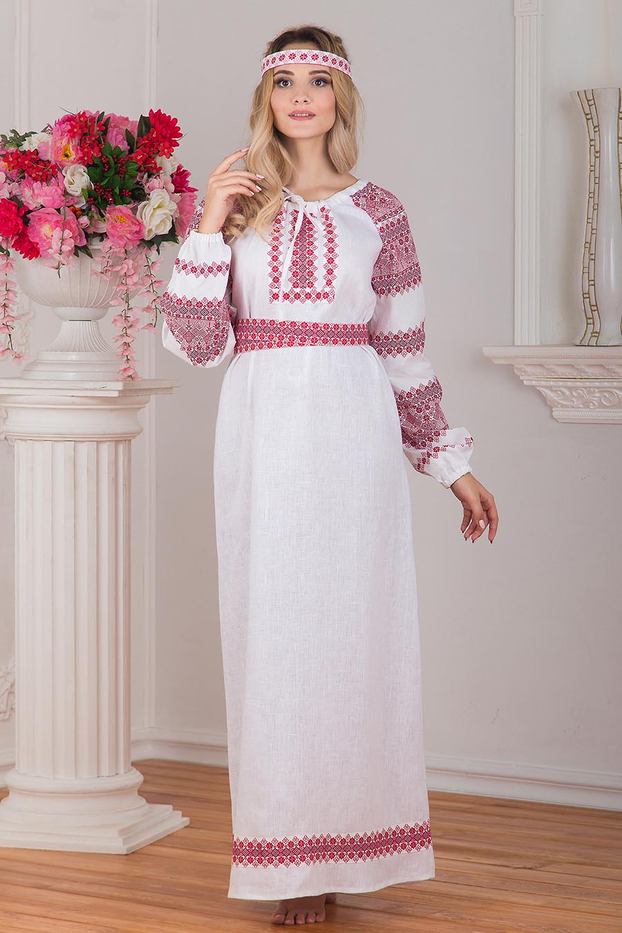 Women in Slavic costumes in Izmir