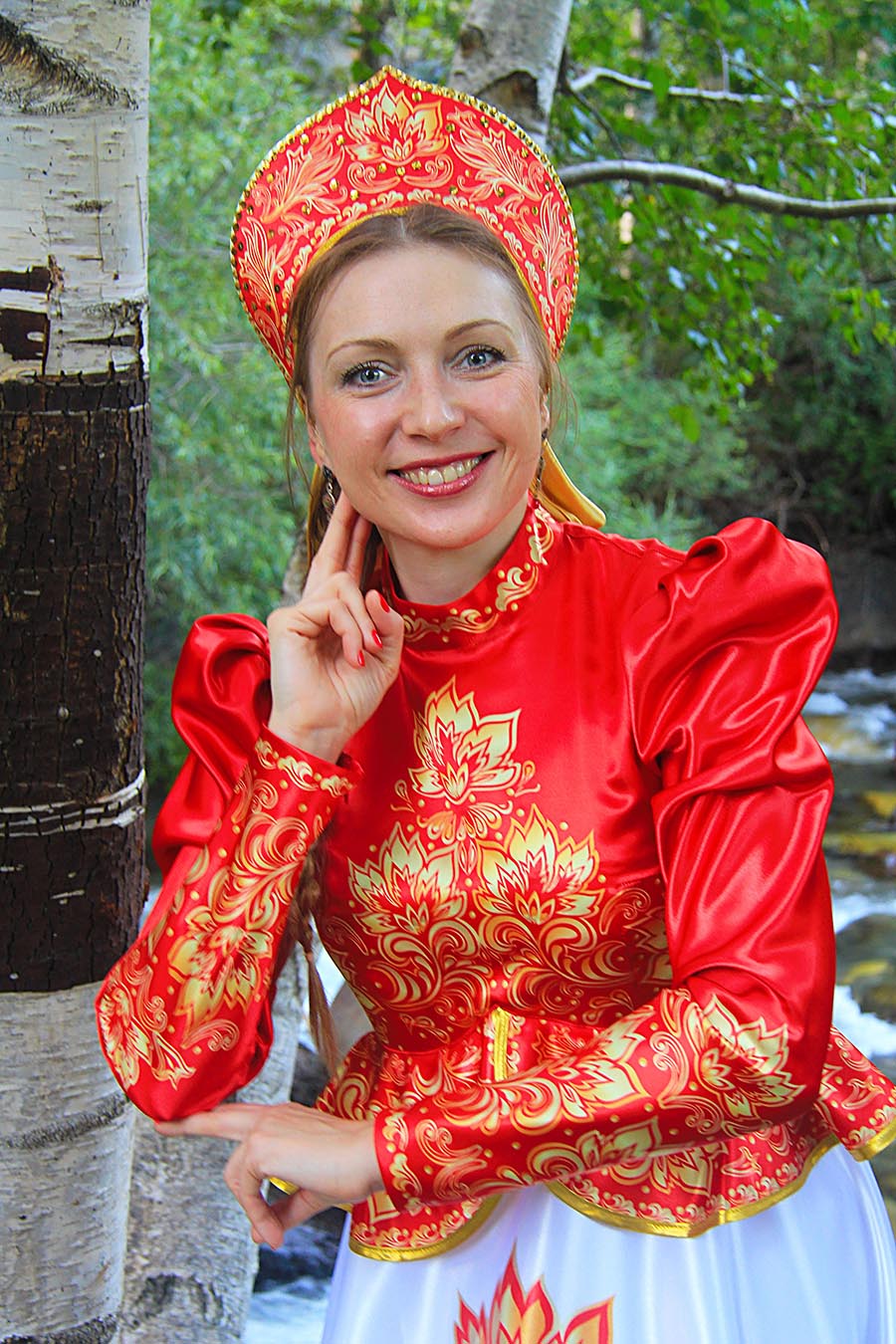 Women in Slavic costumes in Izmir