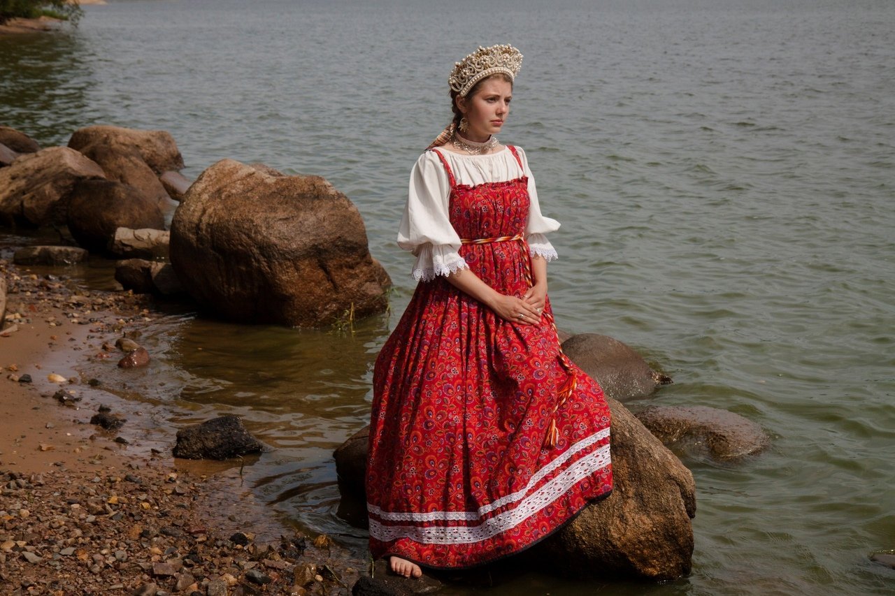 Women in Slavic costumes in Izmir