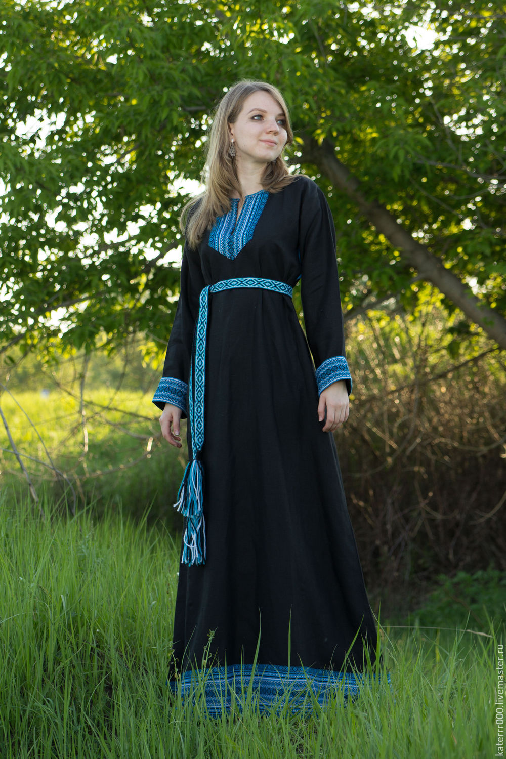 Women in Slavic costumes in Izmir