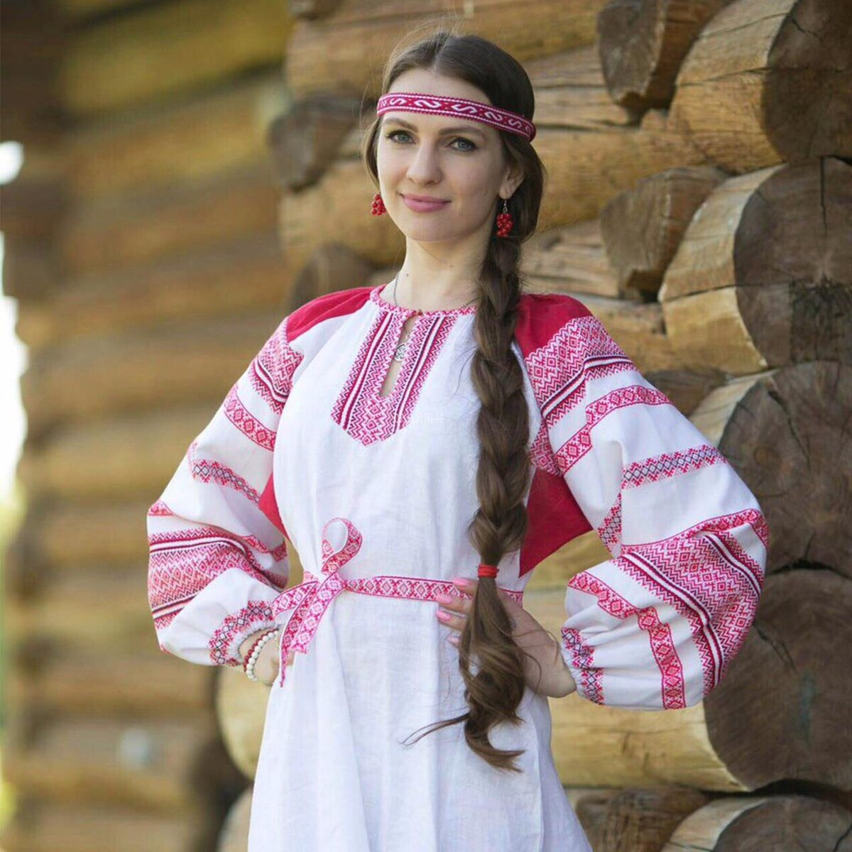 Girls in Slavic costumes in Izmir