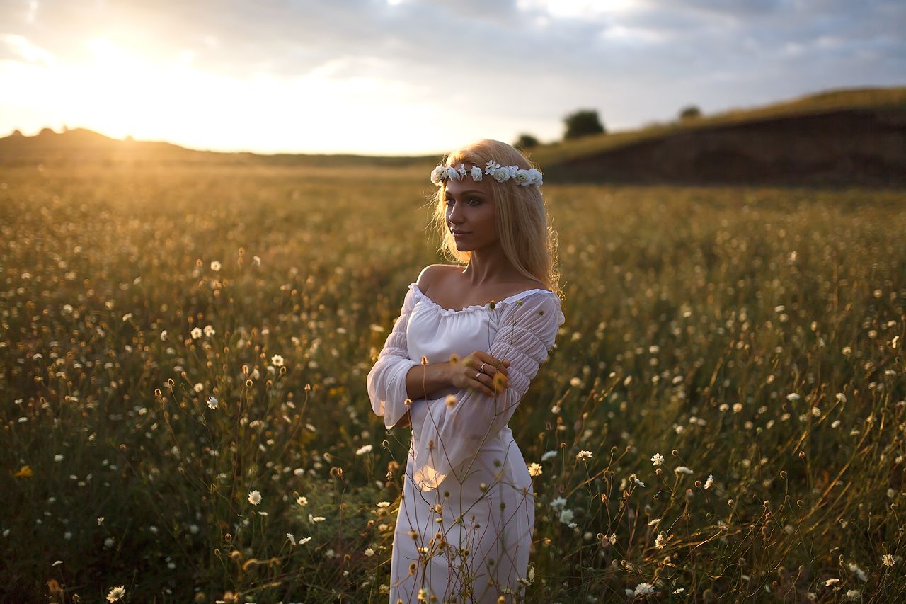 Girls in Slavic costumes in Izmir